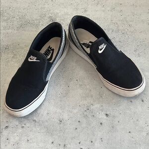 Nike Women's Black and White Slip-On Canvas Shoes Size 7 EUC